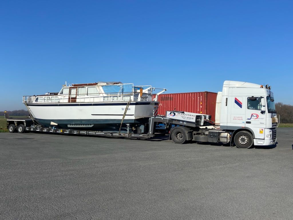 Transport d’une vedette hollandaise au départ de Castelmoron/Lot à destination de Arzal 
Merci à Rodrigue 
