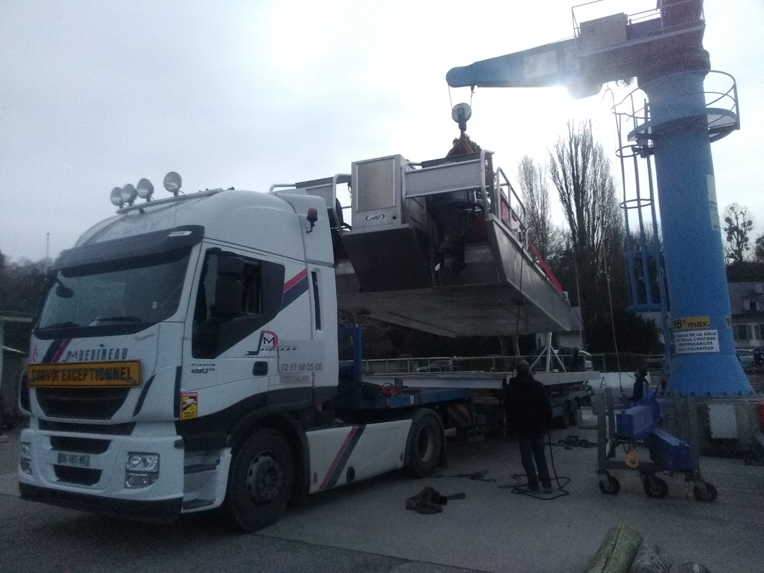 Transport d’une barge au départ de la Vendée à destination de la Suisse 
Merci à Jacques 
